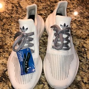 women’s sz 10 never worn Adidas sneakers.